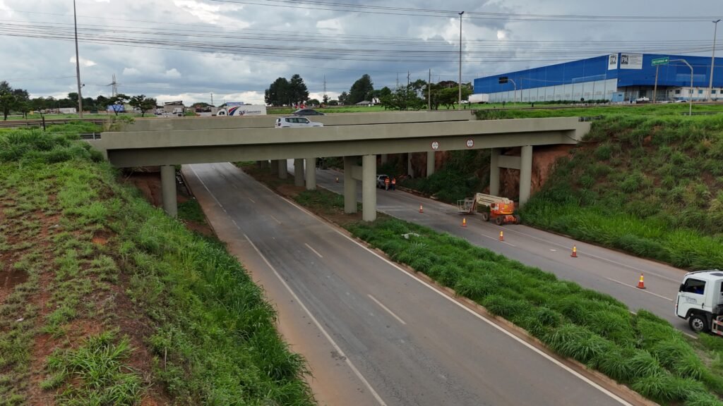 Foto aérea de uma das Obras de Arte Especiais (OAEs) revitalizadas pela Nortex Engenharia, mostrando um viaduto em Goiás.