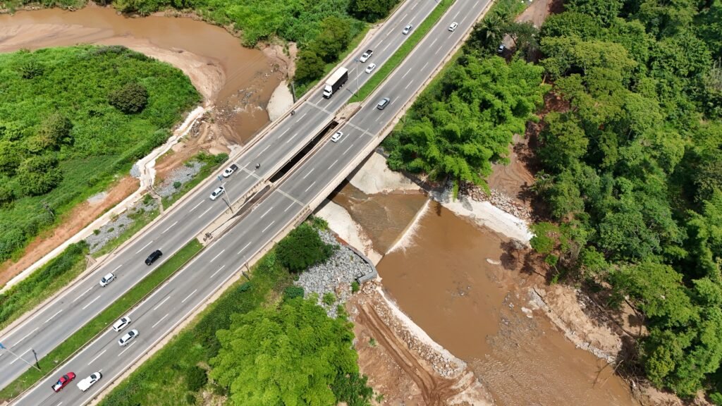 Vista aérea da obra da bacia dissipadora de energia na rodovia BR-153, em Goiânia. Projeto de engenharia da Nortex para segurança e controle de erosão.