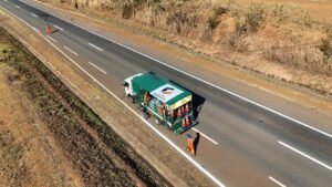 Equipe da Nortex Engenharia com caminhão especializado aplicando sinalização horizontal em uma rodovia em Goiás.