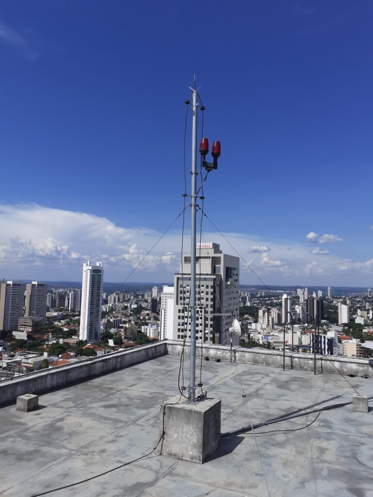 Instalação de um Sistema de Proteção contra Descargas Atmosféricas (SPDA) no topo de um edifício, realizado pela Nortex Engenharia.