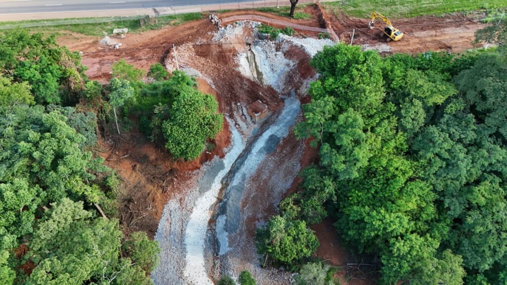 Talude erodido em processo de recuperação de área degradada com soluções de engenharia da Nortex.