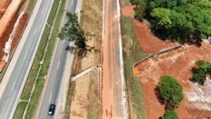 Vista aérea da obra de recuperação de erosão e ampliação de drenagem concluída pela Nortex Engenharia na BR-060, Anápolis