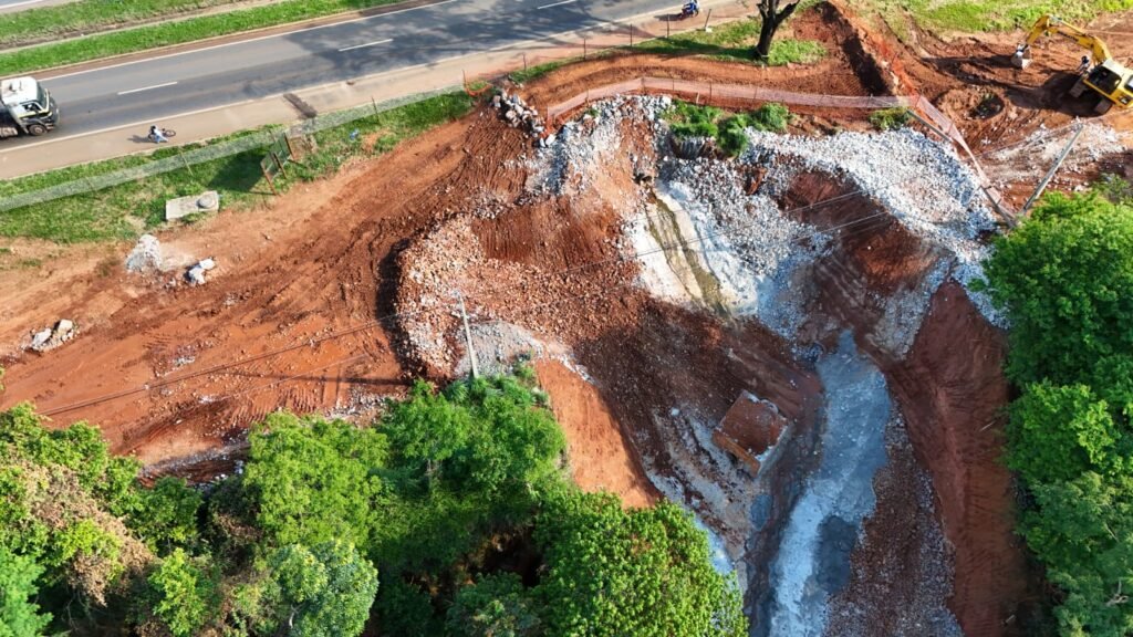 Erosão severa e área degradada no km 91+500 da BR-060 em Anápolis, antes da intervenção da Nortex Engenharia.