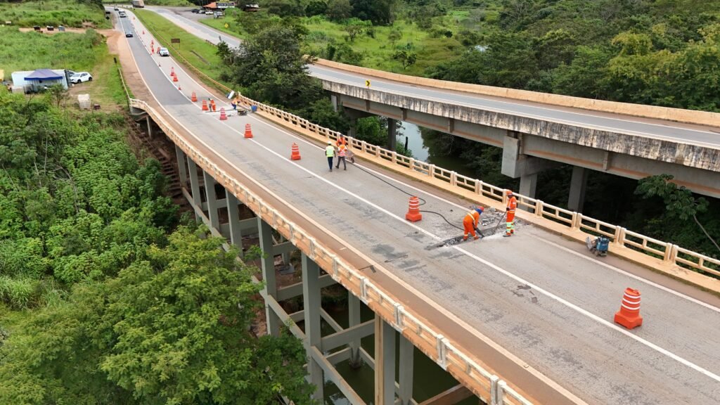 Equipe técnica da Nortex Engenharia realizando manutenção estrutural e substituição técnica de junta de dilatação em ponte de concreto (OAE)