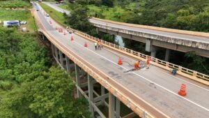Equipe técnica da Nortex Engenharia realizando manutenção estrutural e substituição técnica de junta de dilatação em ponte de concreto (OAE)
