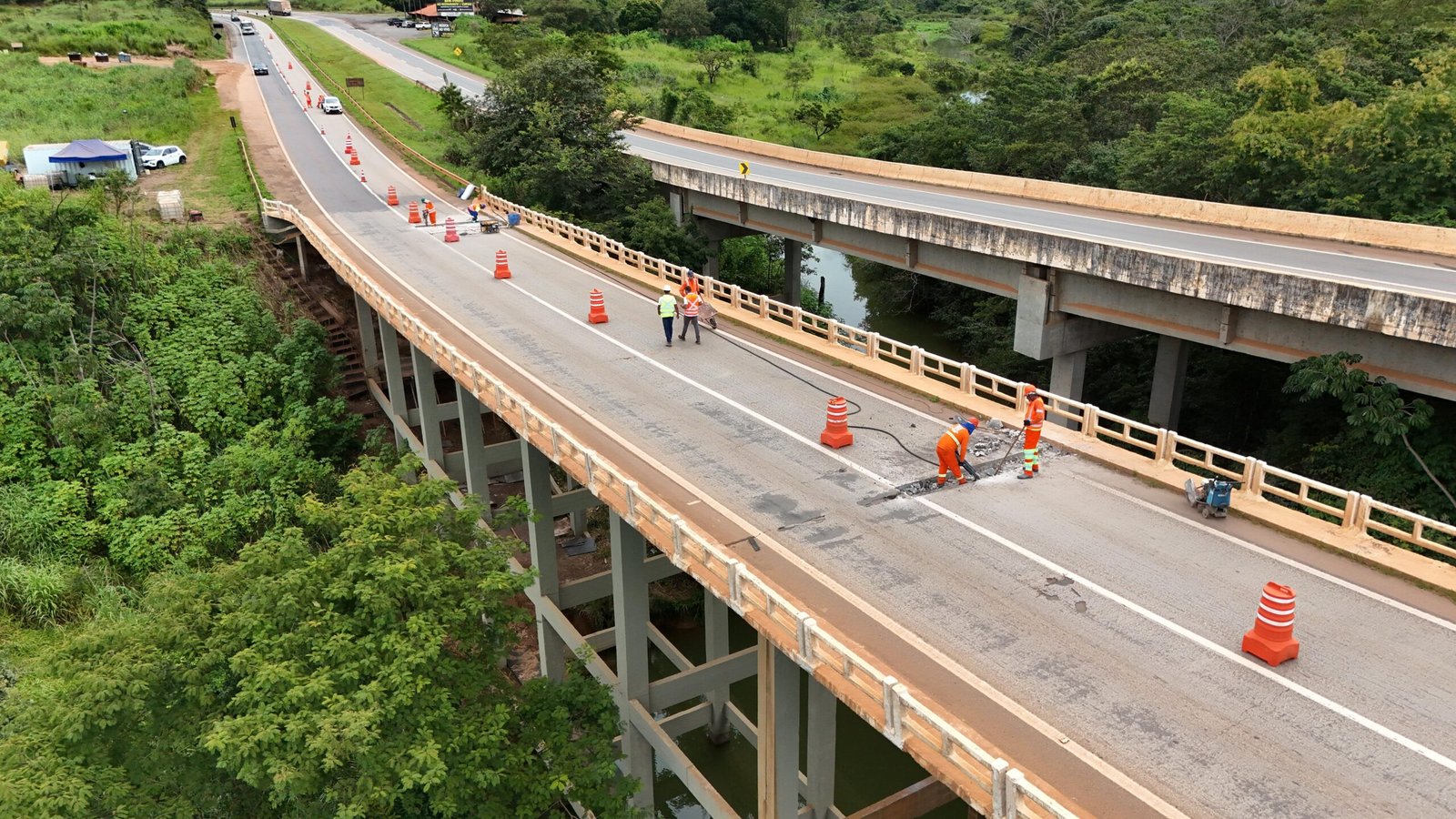 Equipe técnica da Nortex Engenharia realizando manutenção estrutural e substituição técnica de junta de dilatação em ponte de concreto (OAE)